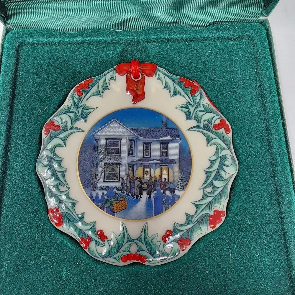Longaberger Collectors Club 1997 Caroling in Dresden Hometown Christmas Ornament